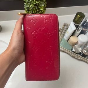 Louis Vuitton Vernis wallet in Rose.